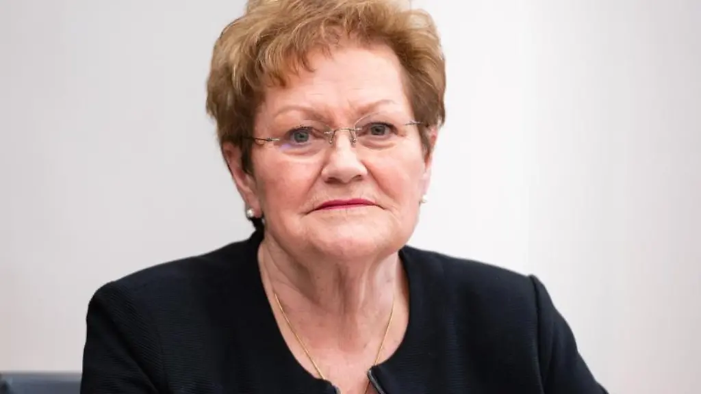 Die-saarlaendische-Gesundheitsministerin-Monika-Bachmann-sitzt-im-Landtag