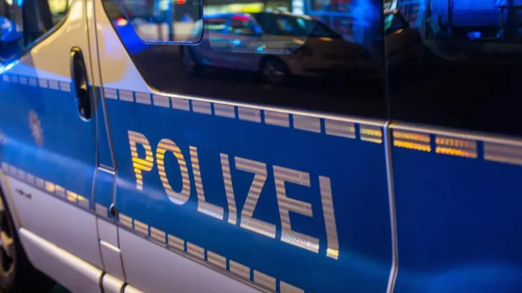 Ein-Einsatzfahrzeug-der-Polizei-steht-bei-einer-Kontrolle-auf-der-Strasse