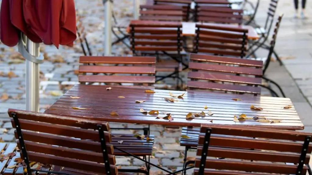 Leere-Tische-und-Stuehle-stehen-vor-einem-Restaurant