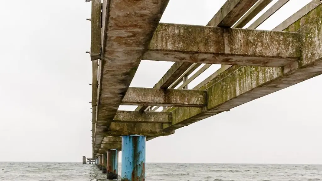 Die-Seebruecke-in-Haffkrug-ist-gesperrt-und-bereits-teilweise-abgerissen