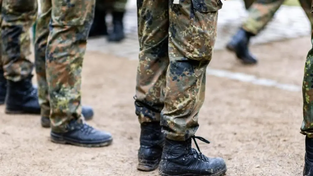 Bundeswehrsoldaten-stehen-in-einer-Reihe
