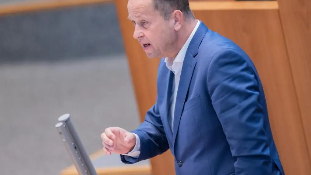 Joachim-Stamp-FDP-NRW-Familienminister-spricht-im-Plenum-des-Landtags