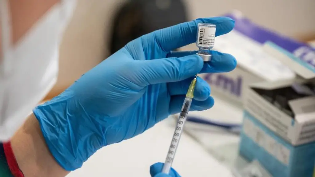 Die-Mitarbeiterin-eines-Impfteams-bereitet-eine-Corona-Impfung-vor