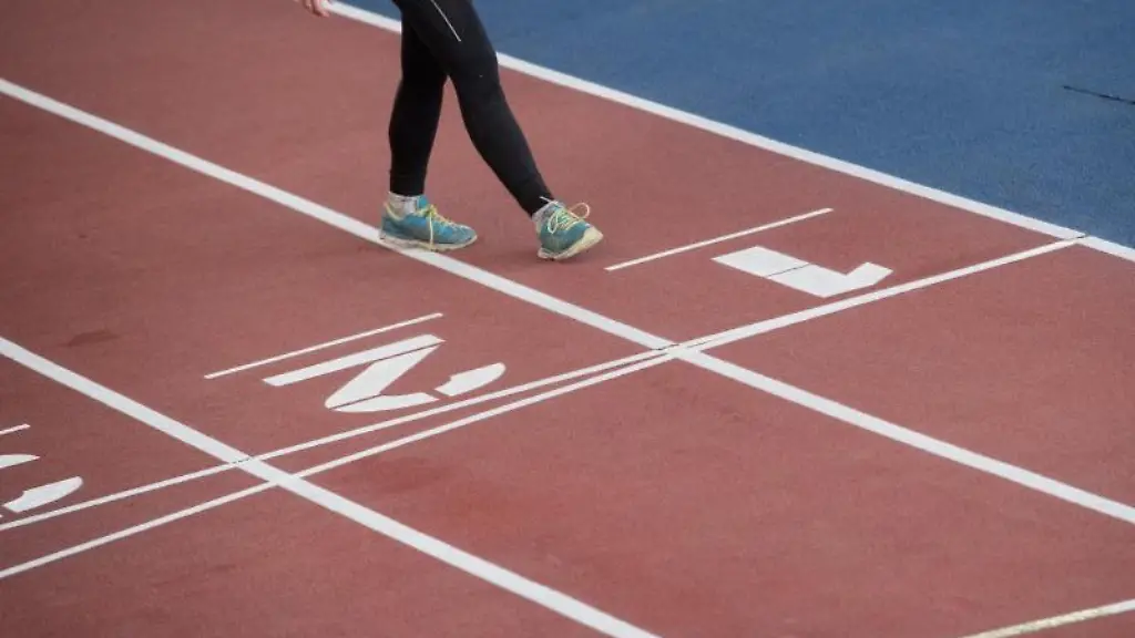 Sportler-trainieren-auf-einem-Sportplatz