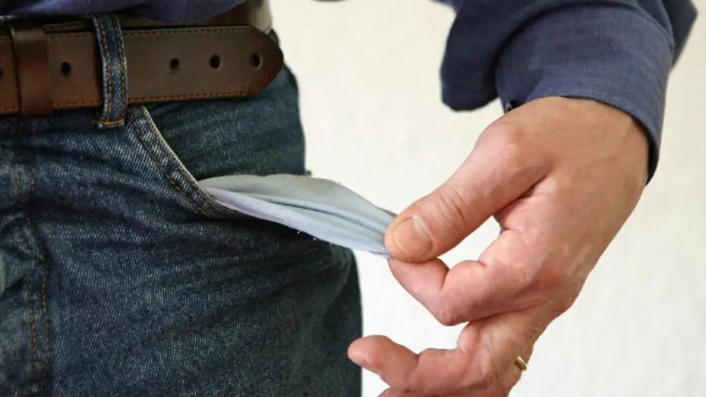 Ein-Mann-zeigt-seine-leere-Hosentasche