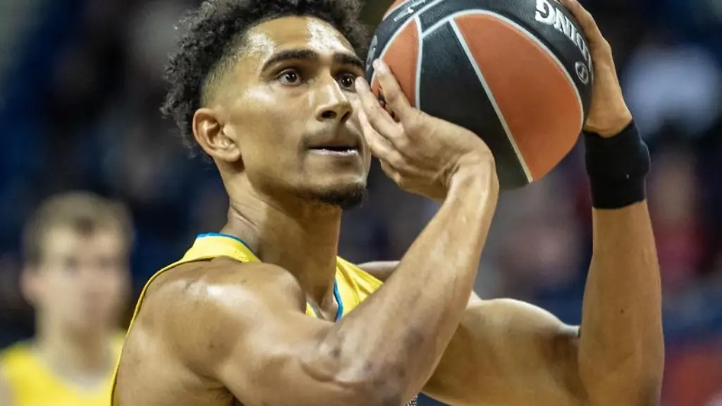 ALBAs-Maodo-Lo-haelt-den-Ball-bereit-zum-Freiwurf