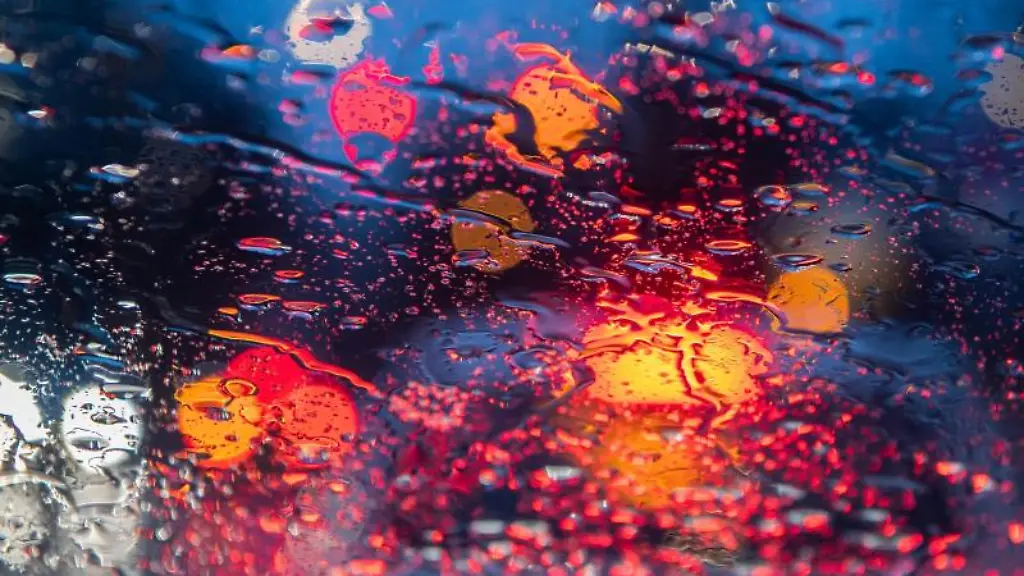 Regentropfen-sind-auf-einer-Autoscheibe-zu-sehen