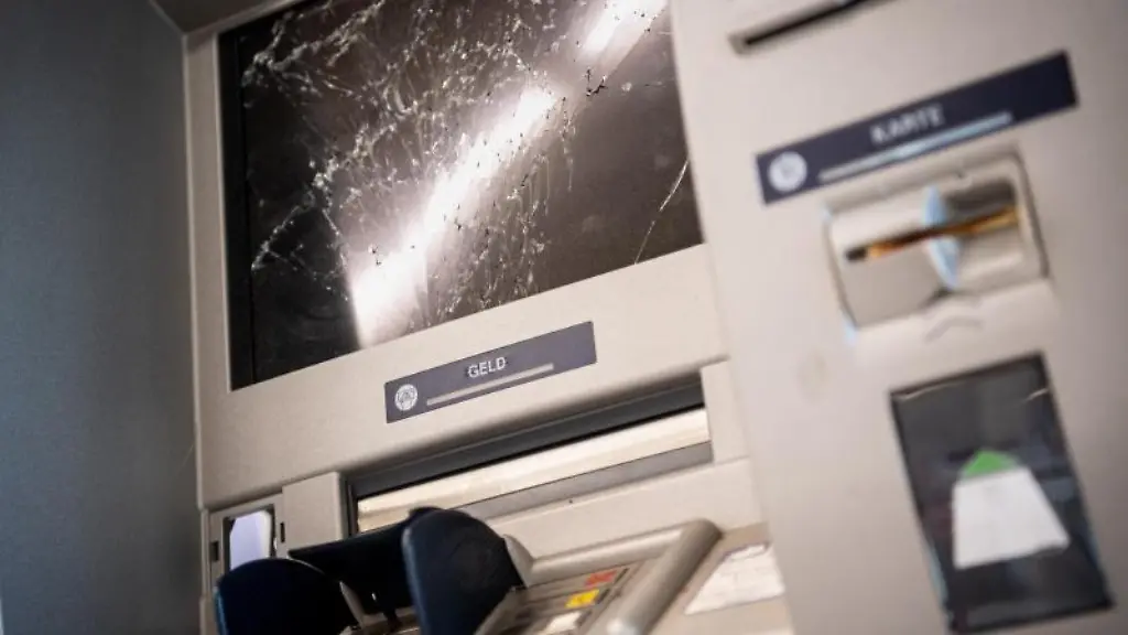 Ein-gesprengter-Geldautomat