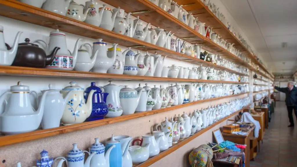 Unzaehlige-Kaffee-und-Teekannen-stehen-in-einem-Gang-im-Heimatverein-Ilberstedt