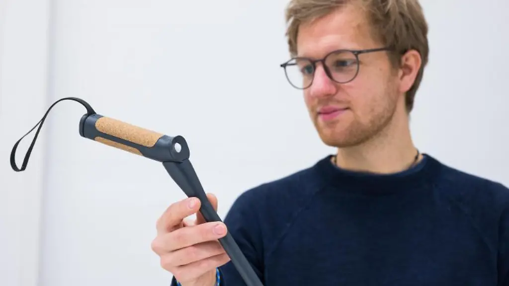 Lukas-Hartz-zeigt-den-digitalen-Blindenstock-den-er-fuer-seine-Diplomarbeit-an-der-Hochschule-fuer-Bildende-Kunst-Saar-entworfen-hat