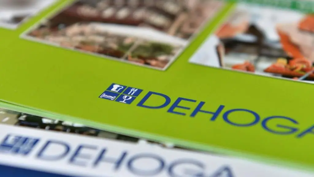 Zwei-Prospekte-mit-dem-Logo-der-Dehoga-liegen-waehrend-einer-Pressekonferenz-auf-einem-Tisch