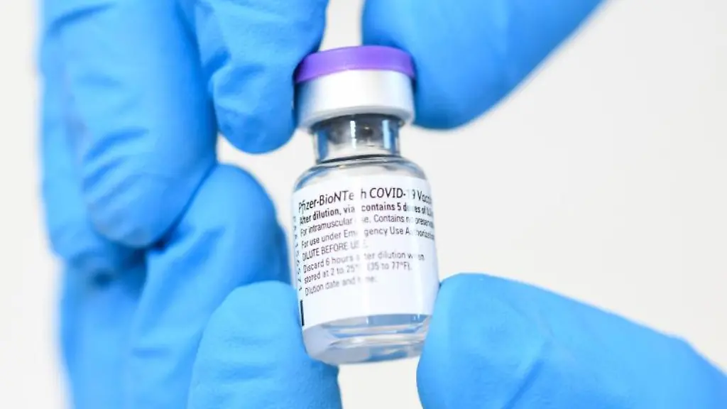 Ein-Flaeschchen-mit-dem-Impfstoff-von-Biontech-Pfizer-wird-gezeigt