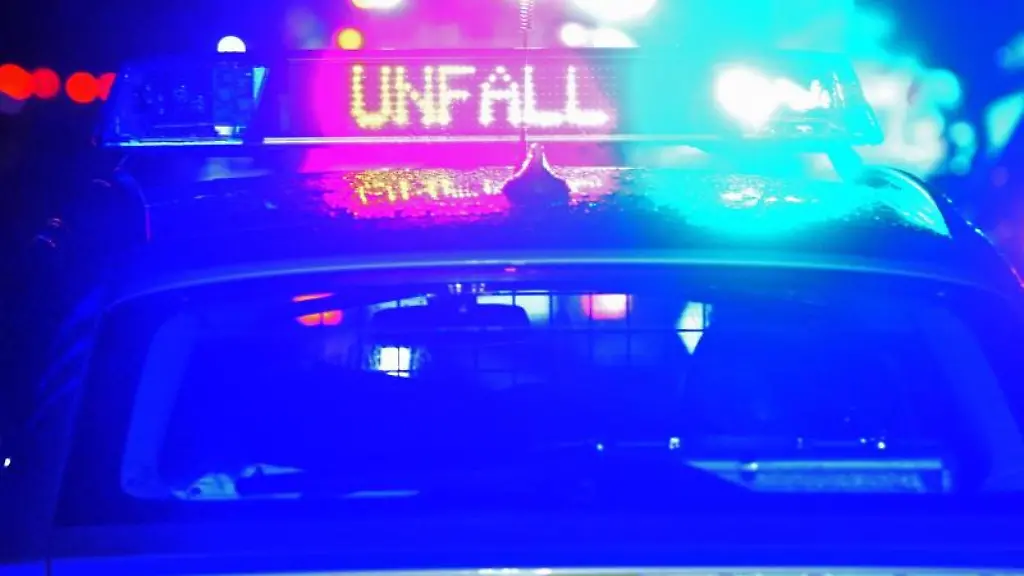 Polizei-Blaulicht-bei-Unfallaufnahme