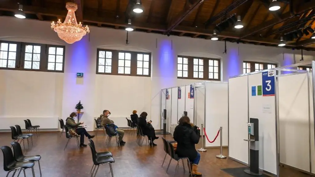 Fuenf-Impfstrassen-haben-ab-sofort-von-Mittwoch-bis-Samstag-fuer-Erst-Zweit-und-Boosterimpfungen-in-der-Halle-geoeffnet
