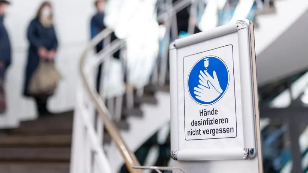 Menschen-stehen-Schlange-in-einem-Impfzentrum-in-der-IHK-Nuernberg