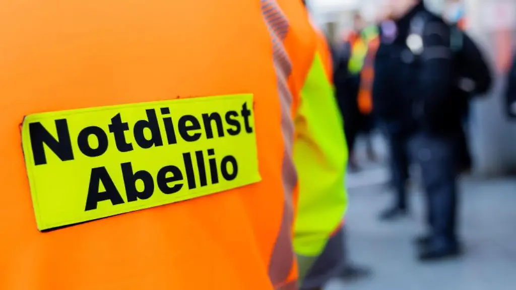 Mitarbeiter-von-Abellio-stehen-vor-Beginn-einer-Gremiensitzung-vor-dem-Tagungsort