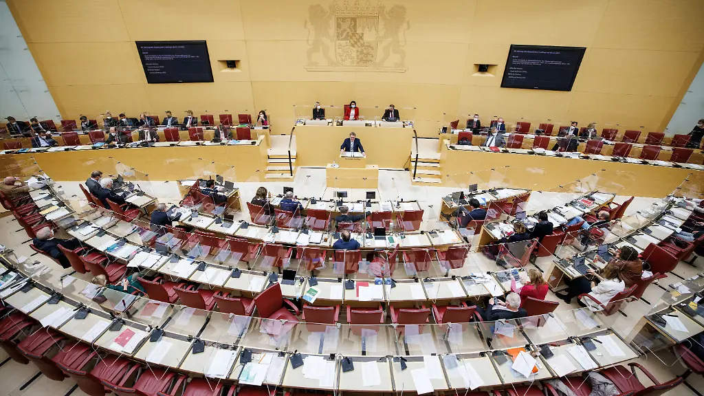 Abgeordnete-in-Bayern-muessen-in-Zukunft-Nebentaetigkeiten-ab-den-ersten-Euro-veroeffentlichen