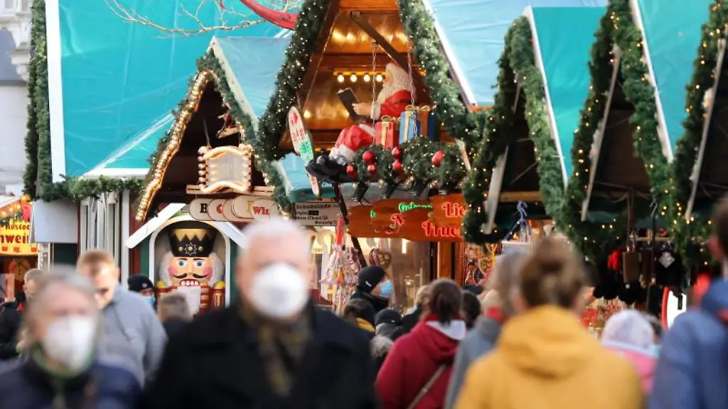 Blick-auf-den-Rostocker-Weihnachtsmarkt
