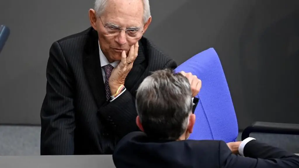 Wolfgang-Schaeuble-CDU-l-spricht-mit-Rolf-Muetzenich-SPD