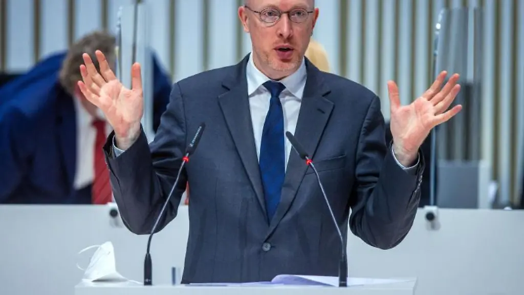 Bau-und-Verkehrsminister-Christian-Pegel-spricht-im-Landtag