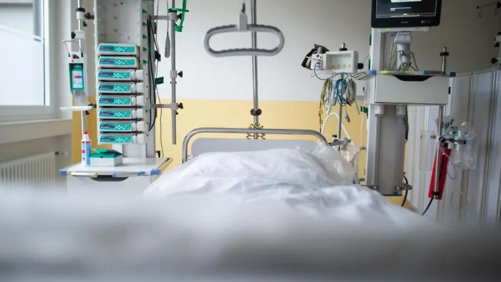 Ein-leeres-Bett-steht-in-einer-Intensivstation