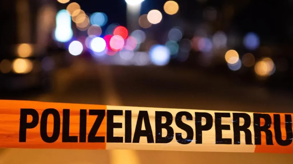 Ein-Einsatzort-der-Polizei-ist-mit-Flatterband-abgesperrt