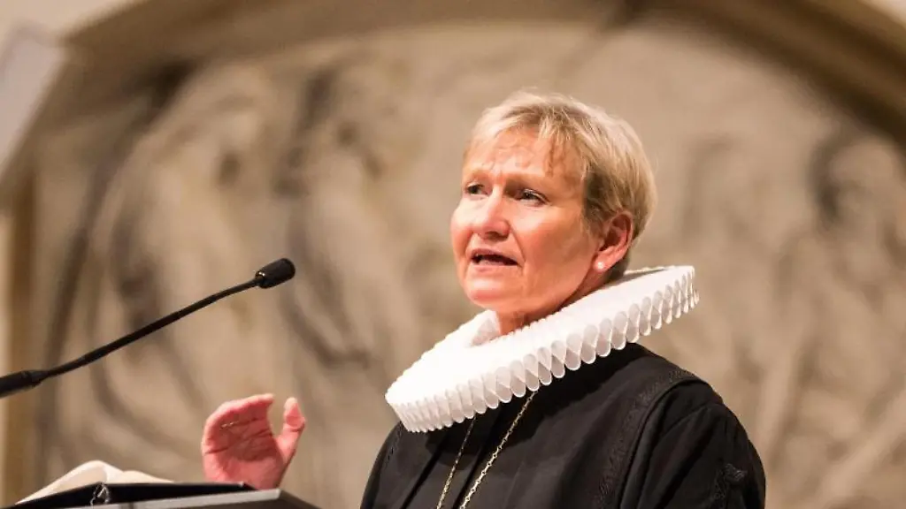 Bischoefin-Kirsten-Fehrs-spricht-in-der-Hauptkirche-St-Petri