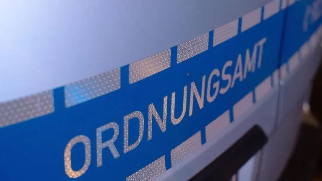 Ein-Fahrzeug-des-Ordnungsamts-steht-bei-einer-Kontrolle-auf-der-Strasse