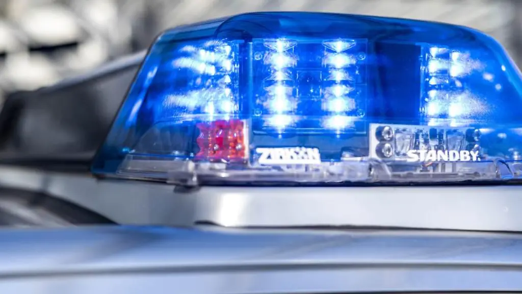 Das-Blaulicht-an-einem-Polizeiwagen-leuchtet