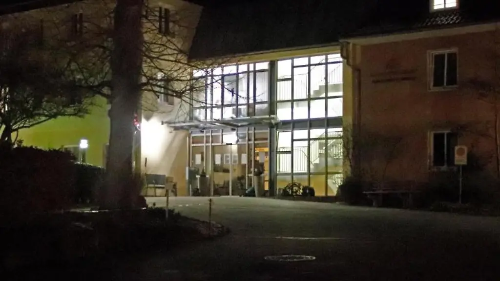 Das-Foyer-des-Rudolstaedter-Pflegeheims-ist-hell-erleuchtet