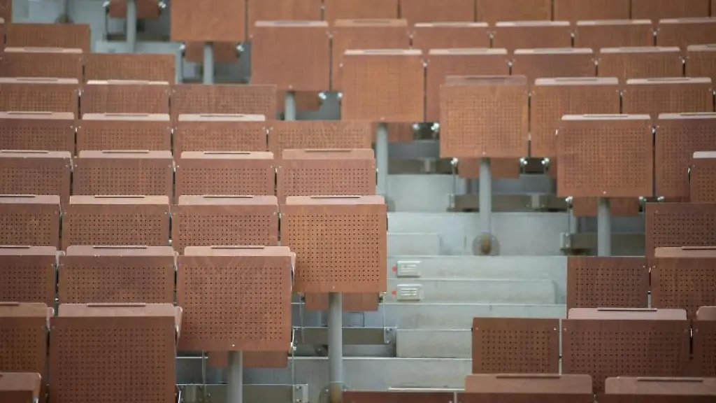 Ein-leerer-Hoersaal-an-einer-Universitaet