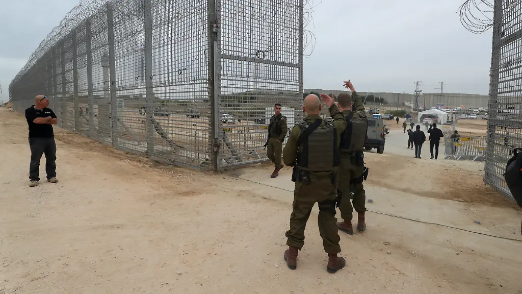 2021-12-07T130549Z-1520110209-RC2N9R9PQ1LD-RTRMADP-3-ISRAEL-PALESTINIANS-GAZA-BARRIER