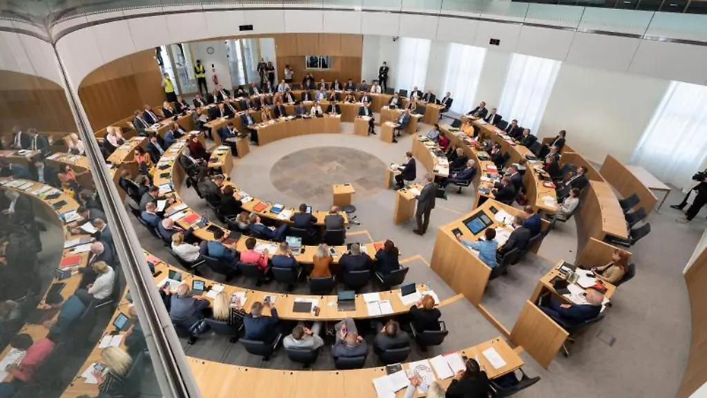 Mitglieder-des-Landtags-von-Rheinland-Pfalz-waehrend-einer-Plenarsitzung