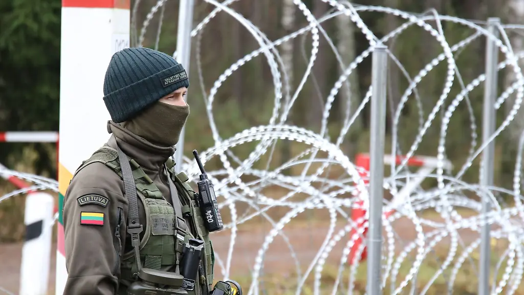Ein-litauischer-Grenzschuetzer-steht-an-der-litauisch-belarussischen-Grenze-Das-osteuropaeische-Land-will-den-Ausnahmezustand-in-seiner-Grenzregion-bis-zum-14-Januar-2022-verlaengern