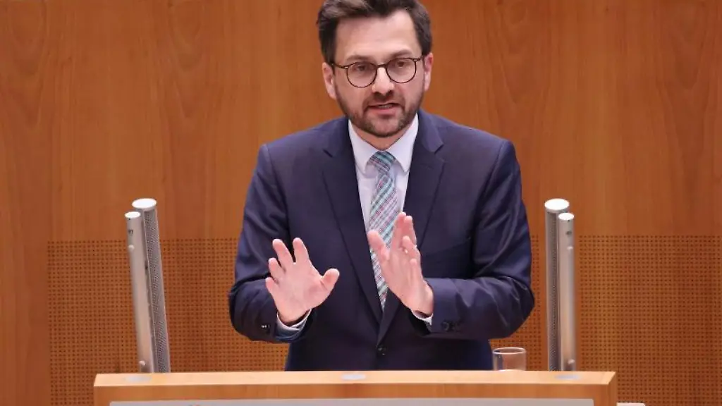 Thomas-Kutschaty-Fraktionsvorsitzender-der-SPD-spricht-im-Landtag