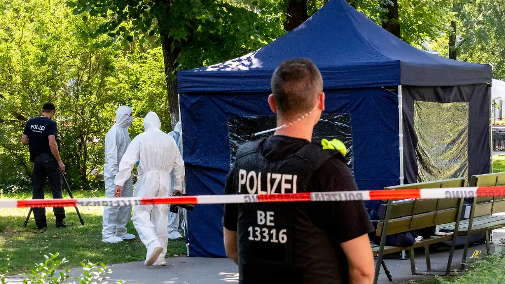 Im-Sommer-2019-kommt-es-zu-einem-Mord-Beamte-der-Spurensicherung-am-Tatort-im-kleinen-Tiergarten