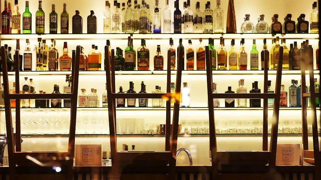 Barhocker-stehen-auf-der-Theke-einer-Gaststaette