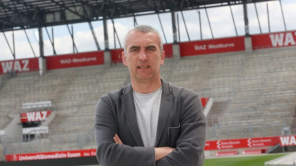 Marcus-Uhlig-Vorstandsvorsitzender-von-Rot-Weiss-Essen-spricht-im-Stadion
