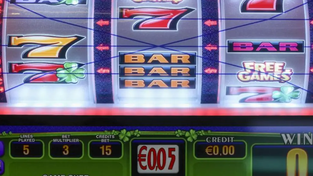 Ein-Spielautomat-steht-in-einer-Spielbank