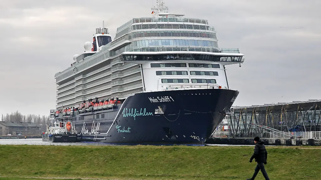 Der-Luxusliner-Mein-Schiff-1-von-Tui-Cruises-macht-im-Ostseebad-fest