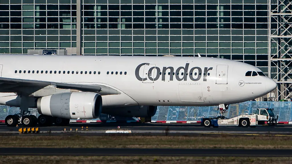 Eine-Airbus-A330-der-Fluggesellschaft-Condor-steht-sich-auf-dem-Rollfeld-des-Flughafen-Frankfurt
