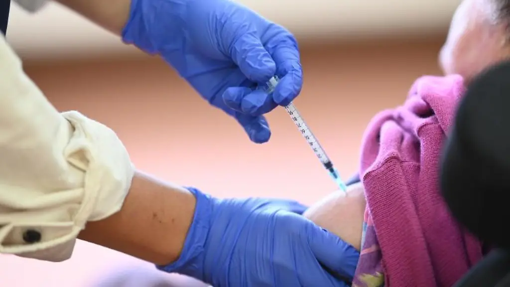 Eine-Medizinstudentin-impft-eine-Seniorin-gegen-Corona