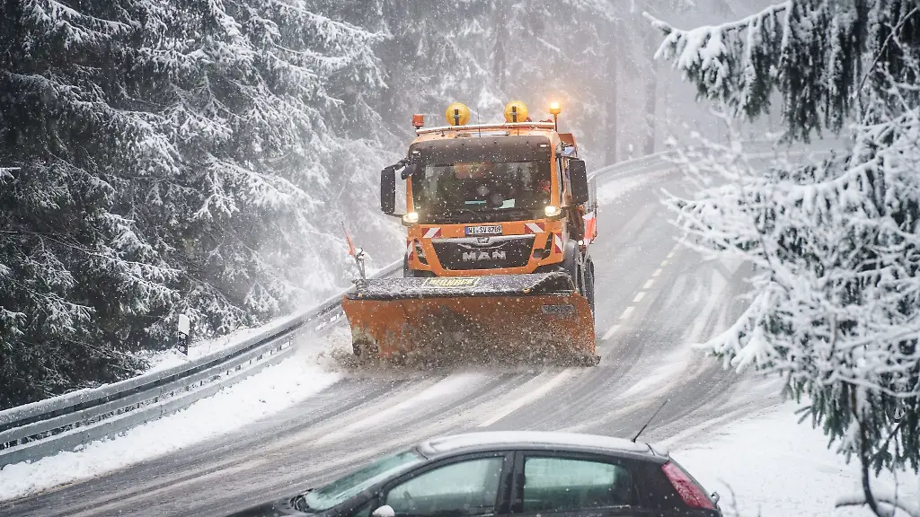 Ein-Schneeraeumfahrzeug-ist-auf-einer-Strasse-im-Taunus-unterwegs