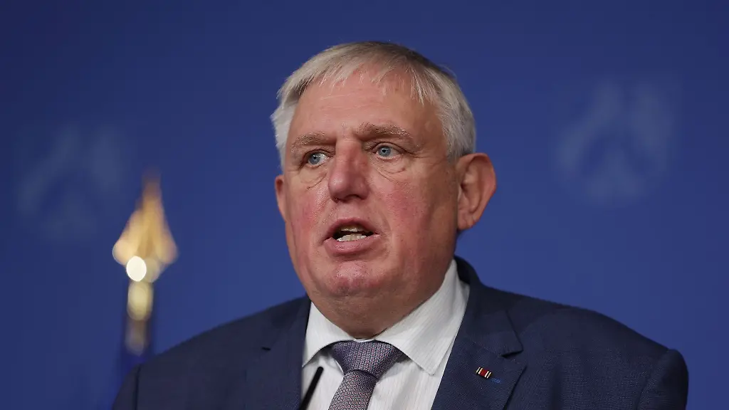 Karl-Josef-Laumann-spricht-bei-einer-Pressekonferenz-in-der-Staatskanzlei