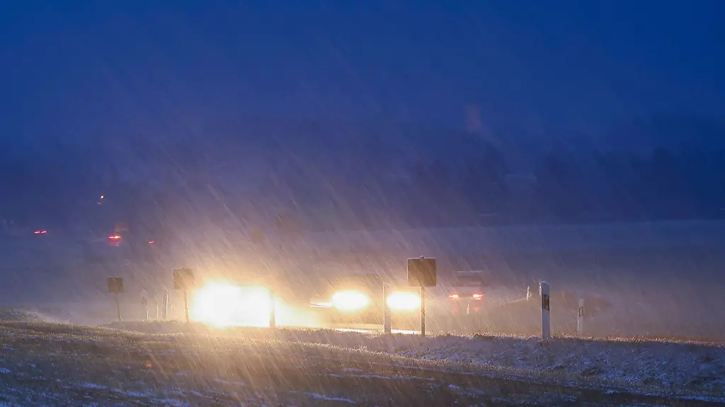 Autos-fahren-bei-Schneefall-ueber-eine-Bundesstrasse-bei-Leipzig