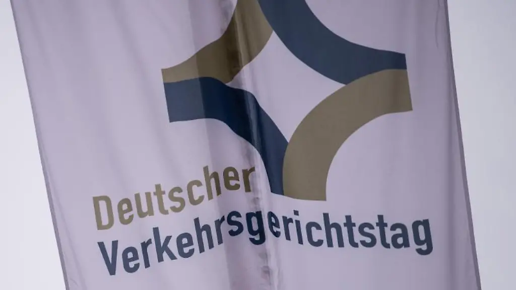 Eine-Flagge-mit-der-Aufschrift-Deutscher-Verkehrsgerichtstag-weht-an-einem-Fahnenmast