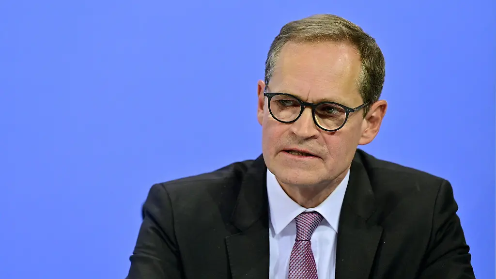 Michael-Mueller-nimmt-an-einer-Pressekonferenz-teil