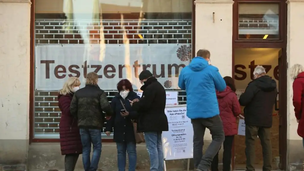 Menschen-stehen-vor-einem-Testzentrum-in-Quedlinburg
