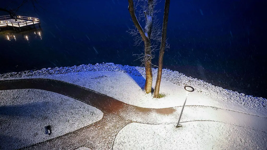 Schnee-liegt-am-fruehen-Morgen-am-Ufer-der-Mueritz-in-Waren