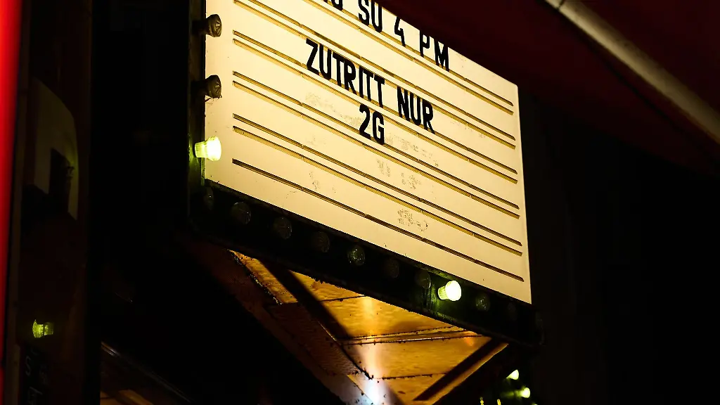 Zutritt-nur-2G-steht-auf-einer-Tafel-ueber-einer-Bar-in-Berlin-Mitte